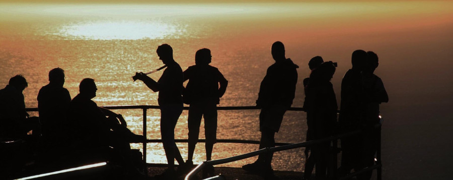 Menschen auf einem Schiff vor dem Sonnenuntergang